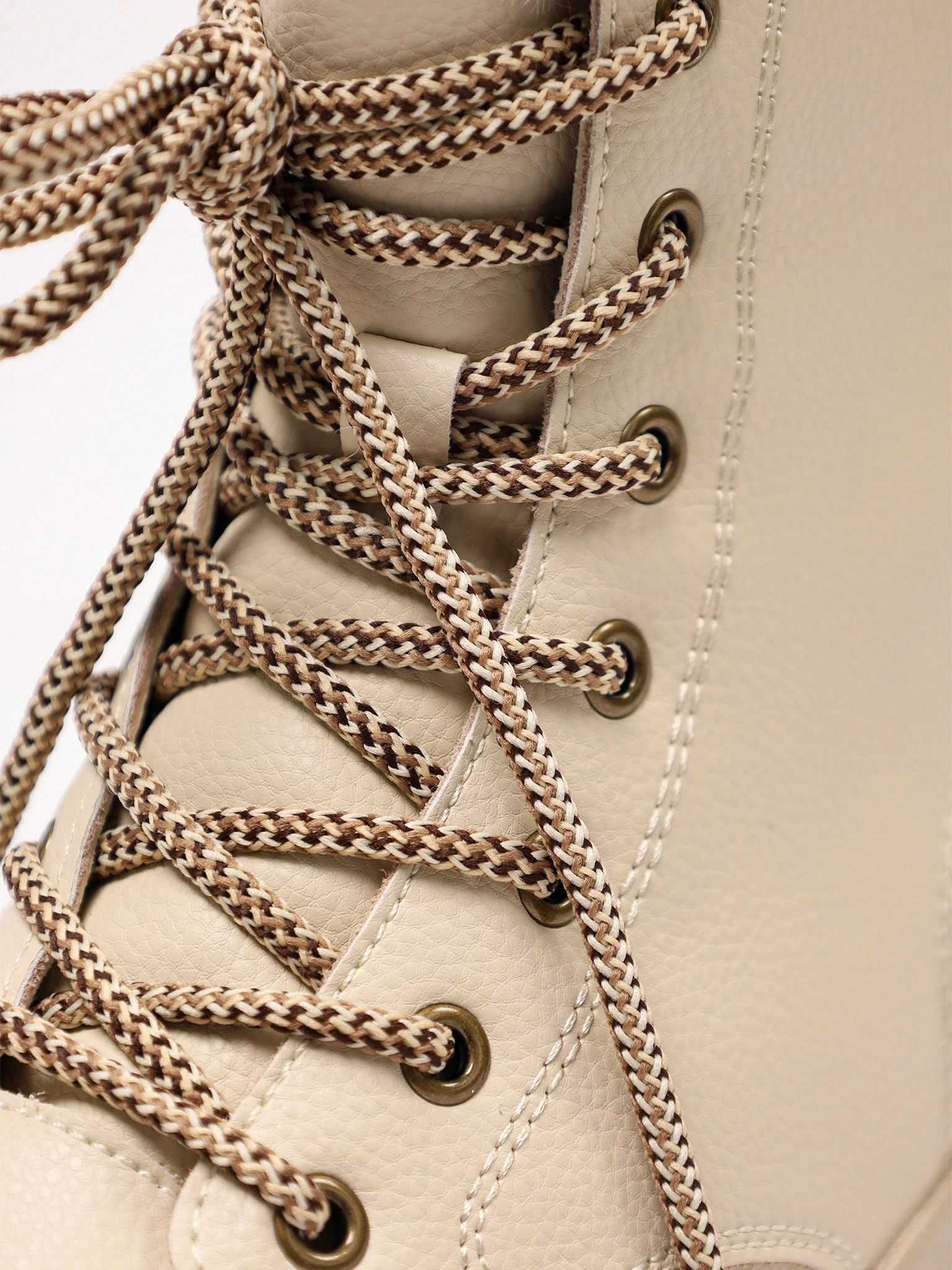 Ботинки бежевого цвета на средней рельефной подошве